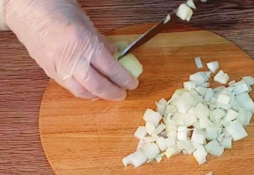 1. Этап. Индейка с грибами на овощной подушке: 5. Приготовим начинку. Мелко нарезаем репчатый лук и грибы - кубиками.