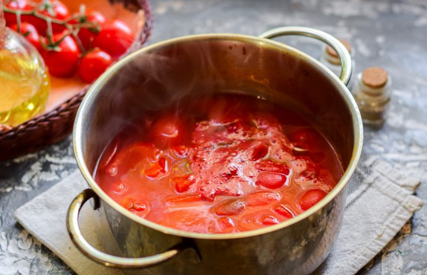 1. Этап. Перец с томатным соусом: Спустя время добавьте в кастрюлю ложку натертого чеснока, добавьте уксус. Проварите перец полминуты и снимите с огня.