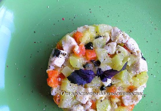 1. Этап. Летнее рагу из курицы с овощами: Аккуратно снимите кольцо. Посыпьте блюдо смесью перцев, украсьте базиликом.