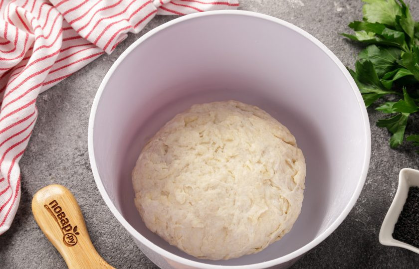 1. Этап. Бездрожжевой пирог с курицей: Замесите руками однородное мягкое тесто. Накройте миску полотенцем и оставьте тесто полежать 20 минут.