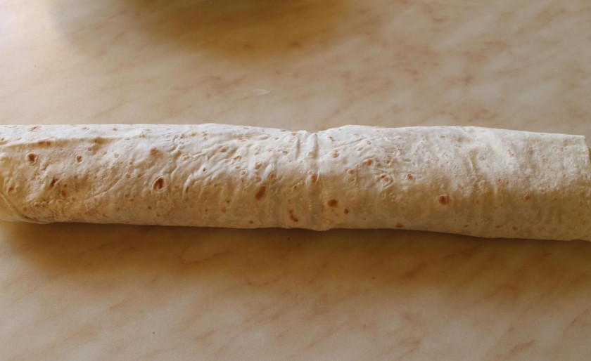 1. Этап. Лаваш с начинкой: 6. Заворачиваю все одним плотным рулетом, аккуратно, чтобы по краям не выпадала начинка, а затем нарезаю рулет кусочками произвольной формы.