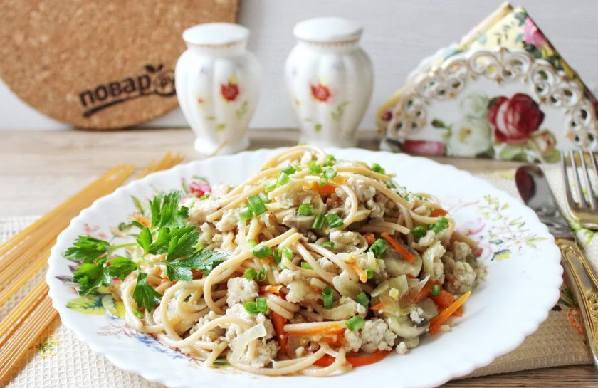 1. Этап. Гречневая лапша с фаршем: Готовую гречневую лапшу с фаршем подавайте к столу горячей.