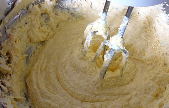 1. Этап. Пирог с персиками и карамелью: Затем введите по одному яйца, тщательно вымешивая тесто.