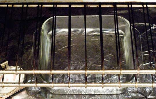 1. Этап. Французский багет в духовке: На дно духовой печи поставьте жаропрочную посуду с горячей водой. Тогда выпечка пропечётся равномерно.