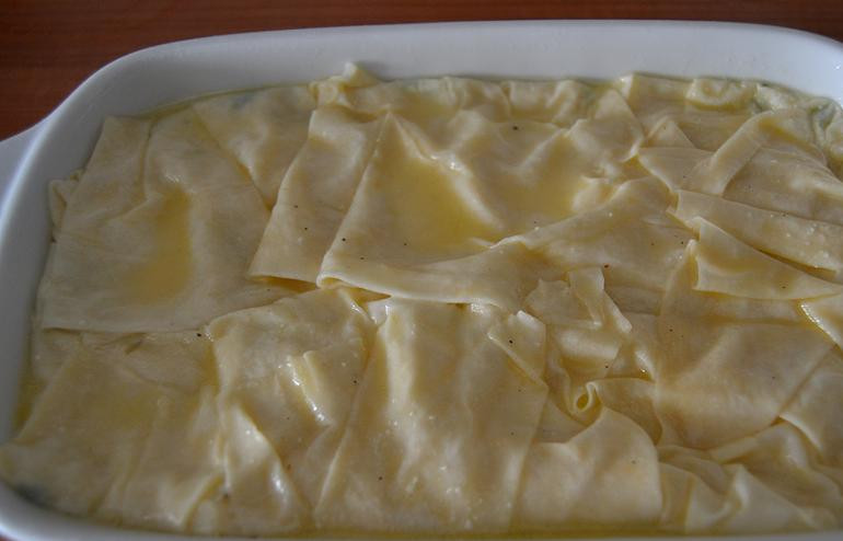 1. Этап. Берек с сыром: Поливаем оставшейся заливкой и заворачиваем края первого слоя наверх, аккуратно приминаем пирог.