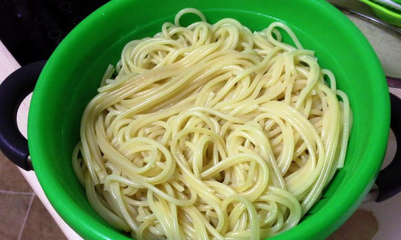 1. Этап. Паста с ветчиной и грибами в сливочном соусе: Откиньте их на дуршлаг и добавьте немного оливкового масла, чтобы макароны не слиплись.