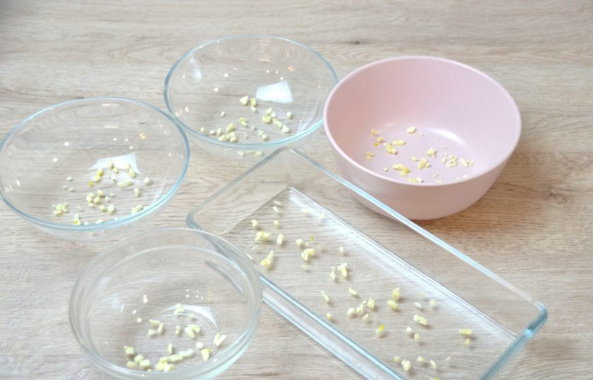 1. Этап. Холодец из шеек индейки: Подготовьте формы для заливки холодца, измельчите чеснок, выложите его в формы.