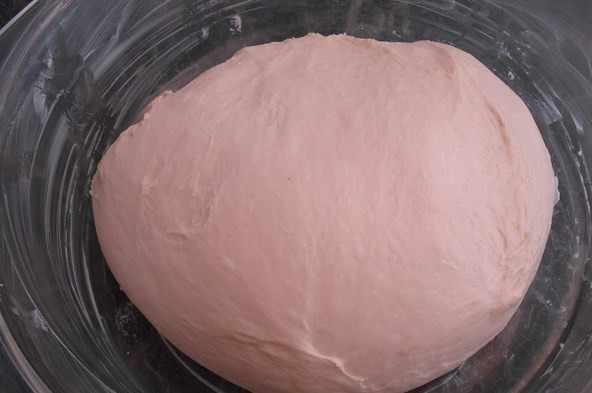 1. Этап. Печеные пирожки: Замесите дрожжевое тесто и дайте ему подняться. Начните с дрожжей, теплого молока и небольшого количества муки, через минут 5 добавьте оставшуюся просеянную муку. Замесите. Отставляем в теплое место на час.