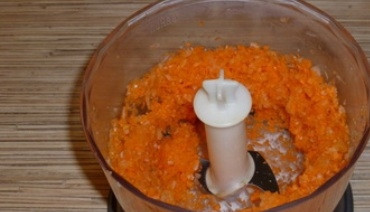 1. Этап. Суп с фрикадельками и картошкой: Очистить лук и морковь и измельчить их блендером.