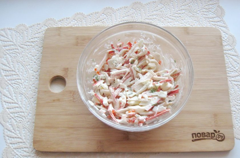 1. Этап. Салат Царская радость: Перемешайте все ингредиенты.