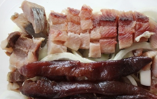 1. Этап. Селедка под соусом: 1. Рыбу разрезаем, разделяем на порционные кусочки, удаляя кости. Выкладываем слоями: слой лука (колечками), слой рыбы. И так выкладываем, чтобы лук оказался последним слоем сверху.