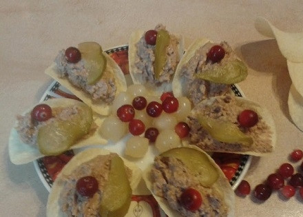 1. Этап. Закуска на чипсах Паштетная: Выкладываем паштетную начинку на каждую чипсину, украшаем клюквой и огурцом.