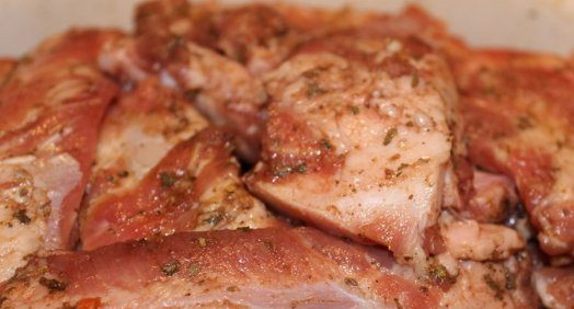 1. Этап. Маринованные свиные ребрышки: 3. Выливаем бальзамик, перемешаем. Оставим на 15 минут мариноваться.