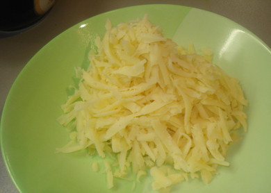 1. Этап. Пельмени, запеченные с сыром: 6. Сыр натереть на средней или мелкой терке. Если используется соленый сыр, то сметанную заправку можно не солить.