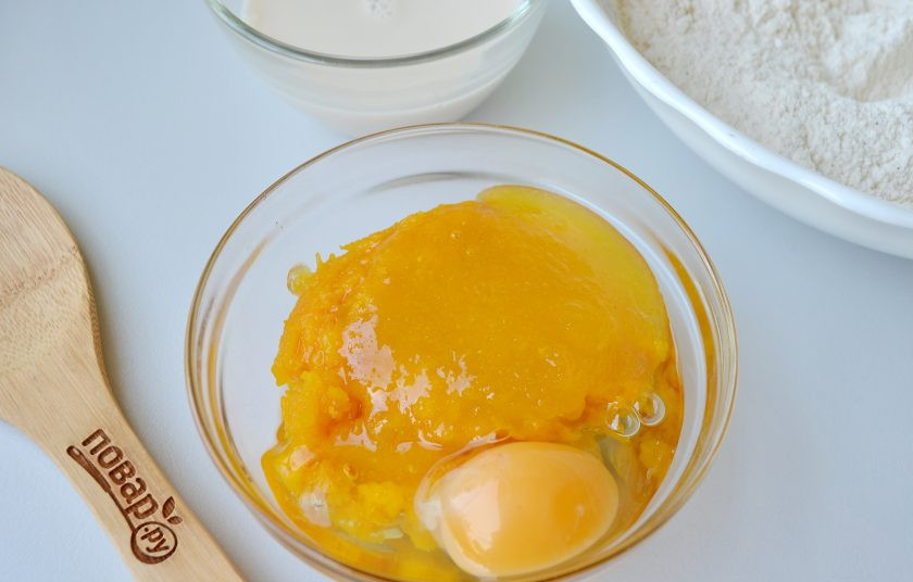 1. Этап. Тыквенные булочки Медовушки: 4. Тыквенное пюре перемешайте с медом и яйцом.