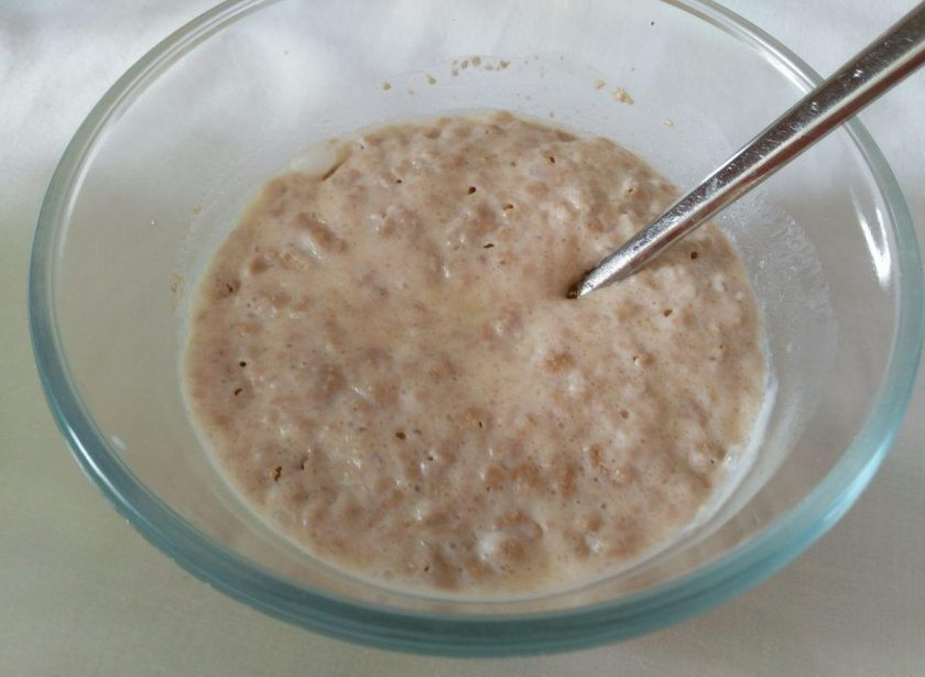 1. Этап. Пасхальная баба на сливках: К тому моменту, когда все яйца будут введены в масляно-сахарную смесь, на поверхности сливок появится пенная 