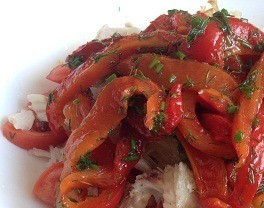 1. Этап. Рыбный салат из сайры: 3. Рыбу, как будет готова, режем кусочками и тоже отправим в салат. Перец я лично запекала, но можно добавить и сырым.