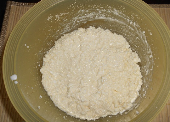 1. Этап. Творожная запеканка в духовке: 5. Тщательно перемешав, нужно оставить заготовку минут на 15-20, чтобы дать манной крупе немного набухнуть.