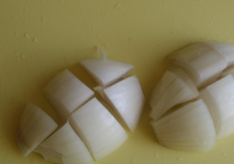 1. Этап. Соус для курицы в духовке: Лук порежьте кубиками и обжарьте в том же масле, что и грибы.