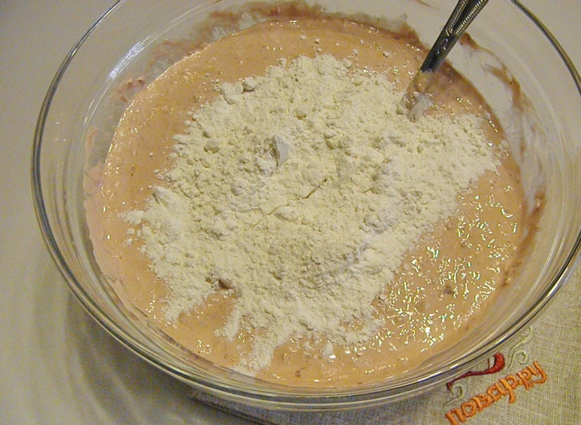 1. Этап. Печеночные оладьи: Всыпьте муку, снова тщательно перемешайте фарш.