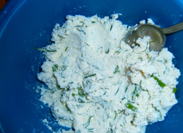 1. Этап. Цветная капуста с творогом: 5. Разминаем творог и смешиваем его с нарезанным мелко укропом. Очень важно, чтобы творог не был слишком сухой и слишком 