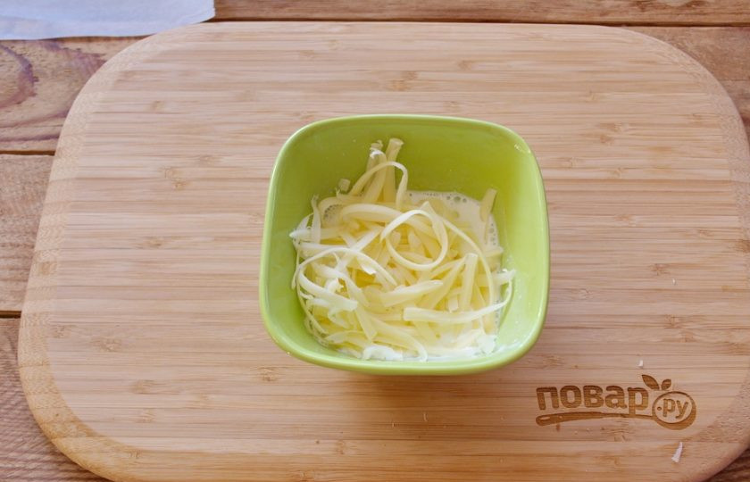 1. Этап. Тосты Карбонара: Добавьте натертый сыр.