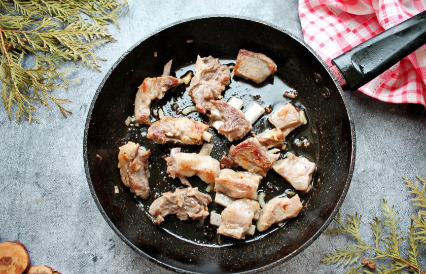 1. Этап. Ачаров плав с бараниной: Отварную баранину разрежьте на куски и выложите к обжаренному луку. Обжарьте все еще в течение 4-5 минут.