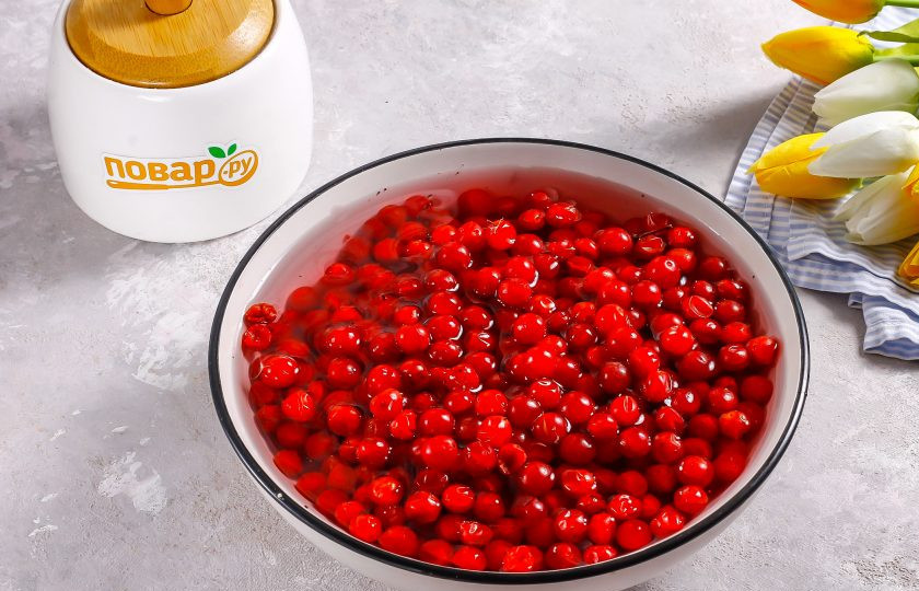 1. Этап. Сушка калины: Влейте воду и промойте ягоды. Затем воду слейте, ягоды выложите на бумажную салфетку, удаляя лишнюю влагу.