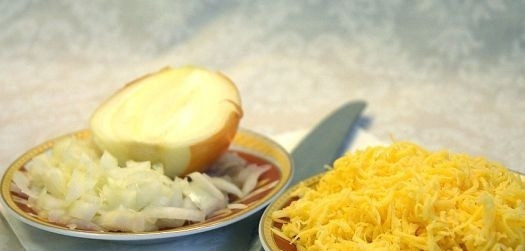 1. Этап. Салат из мяса криля: 2. Луковицу очищаем и нарезаем мелкими кусочками, сыр натираем на мелкой терке, чеснок очищаем и пропускаем через пресс.