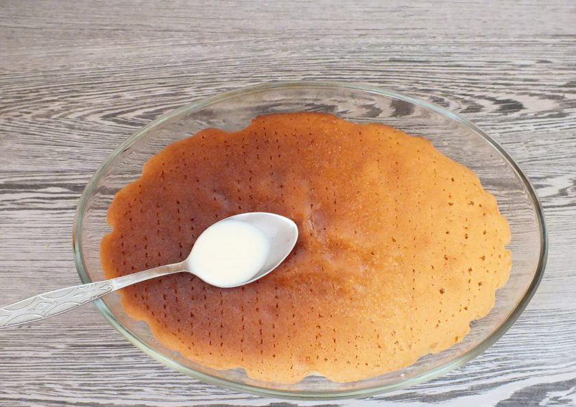 1. Этап. Пирог Три молока: С бисквита снимите пергамент. Верните в форму. Сделайте с помощью шпажки или вилки многочисленные проколы по всей поверхности пирога. Протыкайте до половины объема бисквита. Залейте пропиткой.