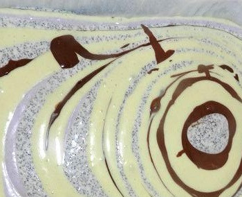 1. Этап. Пляцки украинские: Форму 25х35 см , застелите бумагой для выпечки. Произвольно налить тесто из всех четырех емкостей. Выпекать в духовке 40-45 минут, температура 180 градусов.