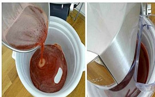 1. Этап. Сорбет из черешни: 5. Выложите сорбет в чашу мороженицы и заморозьте согласно инструкции к прибору. Затем переложите сорбет в контейнер с крышкой и поставьте в морозильную камеру. Если у вас нет мороженицы, то сорбет, перемешанный с сахаром, выложите в алюминиевую кастрюльку, предварительно охлажденную в морозильной камере. Затем поставьте ее в морозилку и перемешивайте каждые полчаса до тех пор, пока не получите десерт нужной консистенции.