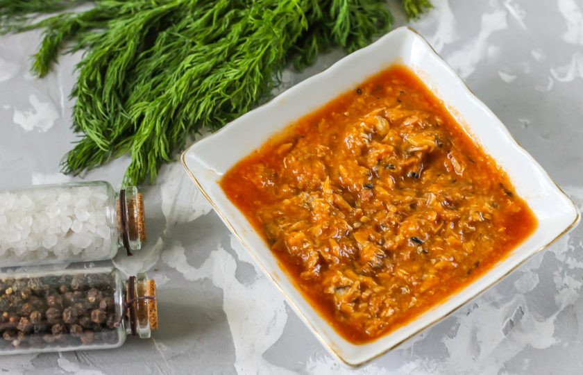 1. Этап. Бутерброды с килькой в томатном соусе: Вскройте консервы и переместите содержимое в пиалу или миску, измельчите вилкой.