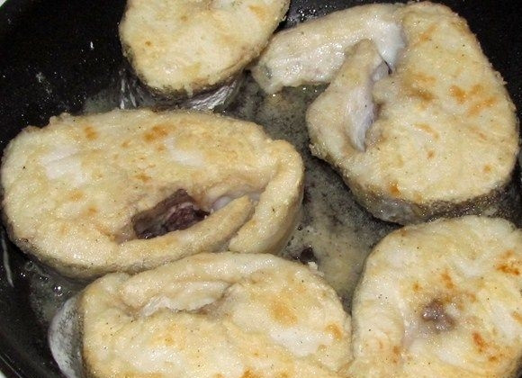 1. Этап. Треска, тушенная в сметане: Хорошо разогрейте сковороду с растительным маслом, выложите рыбу и, уменьшив немного огонь, обжарьте кусочки с каждой стороны до получения поджаристой корочки.