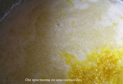 1. Этап. Дынно-лимонный курд: Мякоть дыни поместите в чашу блендера и измельчите. Переложите пюре в кастрюльку. Добавьте сок и цедру лимона, сахар по вкусу и крахмал, перемешайте.