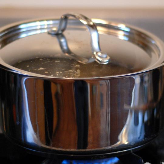 1. Этап. Тайский кокосовый рис: Доведите до кипения и уменьшите огонь. Затем прикройте крышкой (не закрывайте полностью).