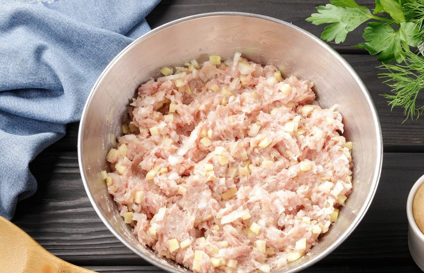 1. Этап. Беляши из дрожжевого теста в духовке: Перемешайте и дайте начинке постоять минут 40 или час, чтобы лук хорошо промариновался, а фарш впитал в себя аромат специй.