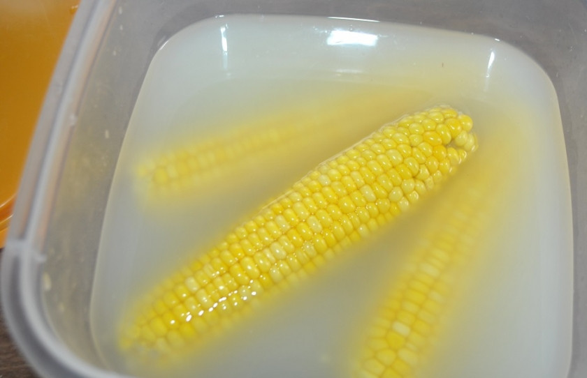 1. Этап. Консервированная кукуруза в початках на зиму: 8. Таким образом кукуруза должна находиться в бочке в течение четырех недель. Затем ее можно употреблять или закатывать в банки. Если вы хотите закатать соленую кукурузу в банки, то выберите ее из воды, срежьте зерна, выложите их в стерильные банки. Затем воду процедите, залейте и стерилизуйте банки. Закатайте и готово! Приятного аппетита!