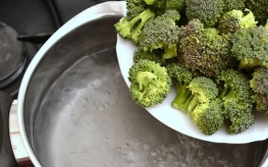 1. Этап. Брокколи со сливками: Затем положите соцветия в кипящую подсоленную воду и варите ровно 3 минуты на медленном огне.