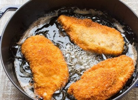 1. Этап. Ленивые Котлеты по-киевски: Обжарьте котлеты на растительном масле по 4-5 минут с каждой стороны. Приятного!