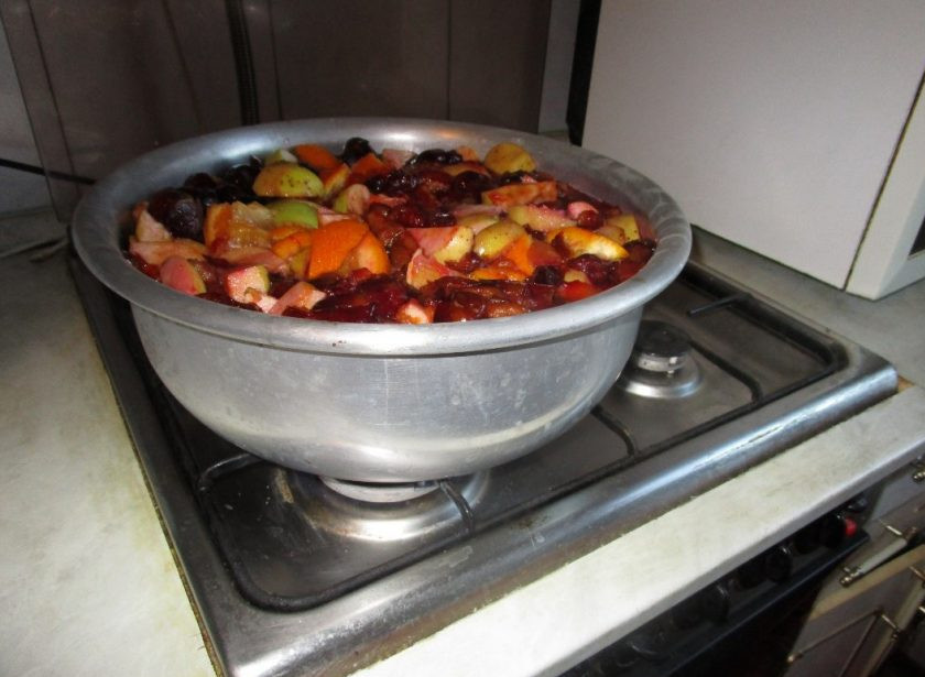 1. Этап. Варенье из сливы, яблока и апельсина: 4. Спустя 60 минут выключите огонь и дайте фруктам полностью остыть.