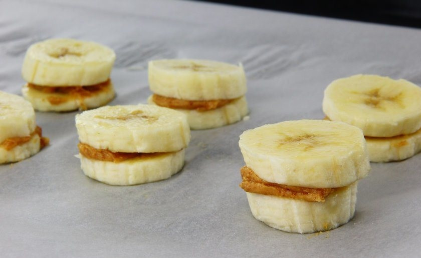 1. Этап. Сладкие банановые сендвичи: 3. Накройте смазанные кружочки бананов другими кружочками.
