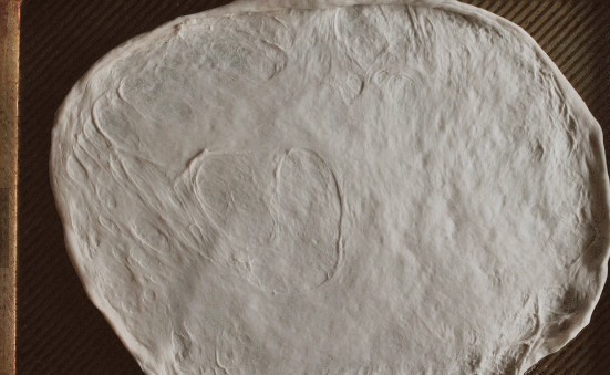 1. Этап. Пицца Болоньезе: 5. Теперь можно приступить к приготовлению пиццы. Тесто раскатайте довольно тонко.