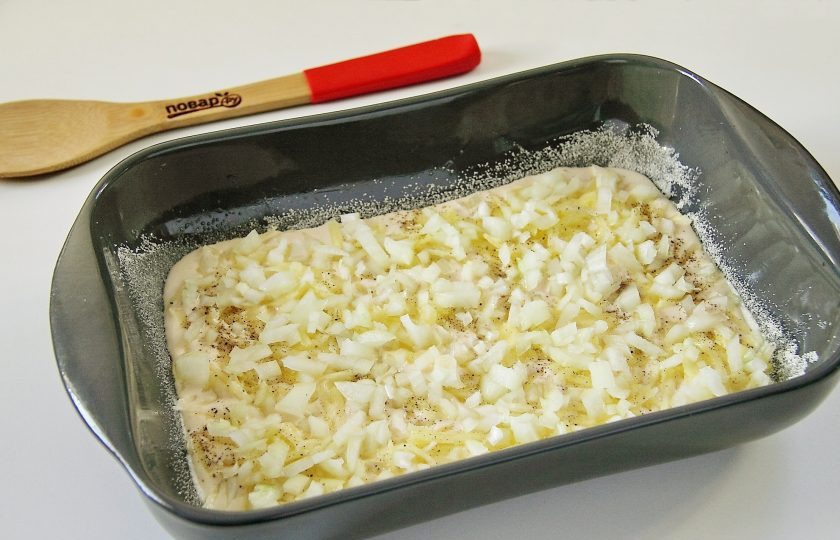 1. Этап. Студенческий пирог: Сверху положите нарезанный кубиками лук.