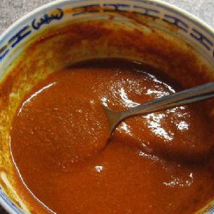 1. Этап. Курица Dhansak: Делаем пасту: Заливаем небольшим количеством воды - 1 / 2 чайной ложки порошка куркумы, 3 чайной ложки хорошего масала (или порошка карри), 1 чайная ложка тмина, 2 чайные ложки кориандра, 2 чайной ложки красного чили (порошок)