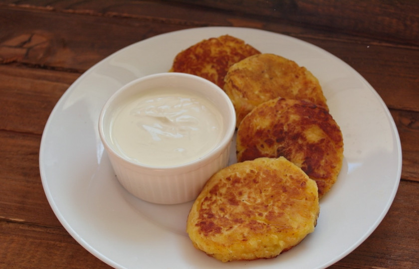 1. Этап. Розовые сырники: Подайте к столу со сметанкой или джемом.