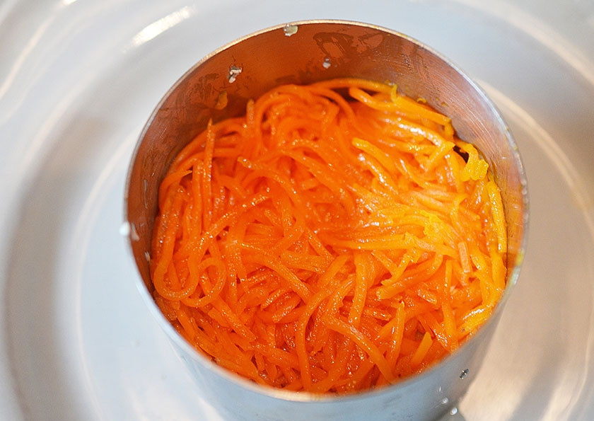 1. Этап. Праздничный салат Яркая фантазия: Затем слой моркови по-корейски и немного майонеза.