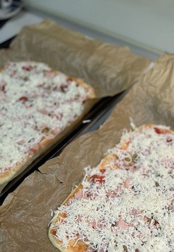 1. Этап. Пицца на дрожжевом тесте: Выложить сверху начинку и посыпать сыром