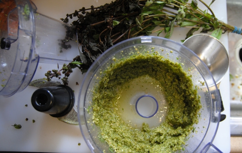 1. Этап. Салат из чипсов: 4. Заправляем маслом. Соус песто готов! Добавим его к салату вместе с уже остывшими к этому времени чипсами. Сверху, порционно украшаем нарезанных вареным яйцом и авокадо.