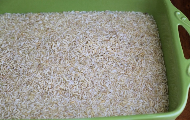 1. Этап. Рис с курицей в духовке: 1. Первым делом включите духовку, разогрейте ее до 190 градусов. Подготовьте жаропрочную форму, всыпьте на дно рис ровным слоем. Аккуратно влейте предварительно подсоленную воду (также в рецепте приготовления риса с курицей в духовке можно использовать бульон).